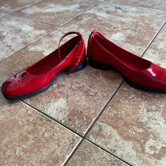 Lisa Says Gah Mia Mary Jane
$198 retail 
Color:
Red Patent - Picture 8 of 9